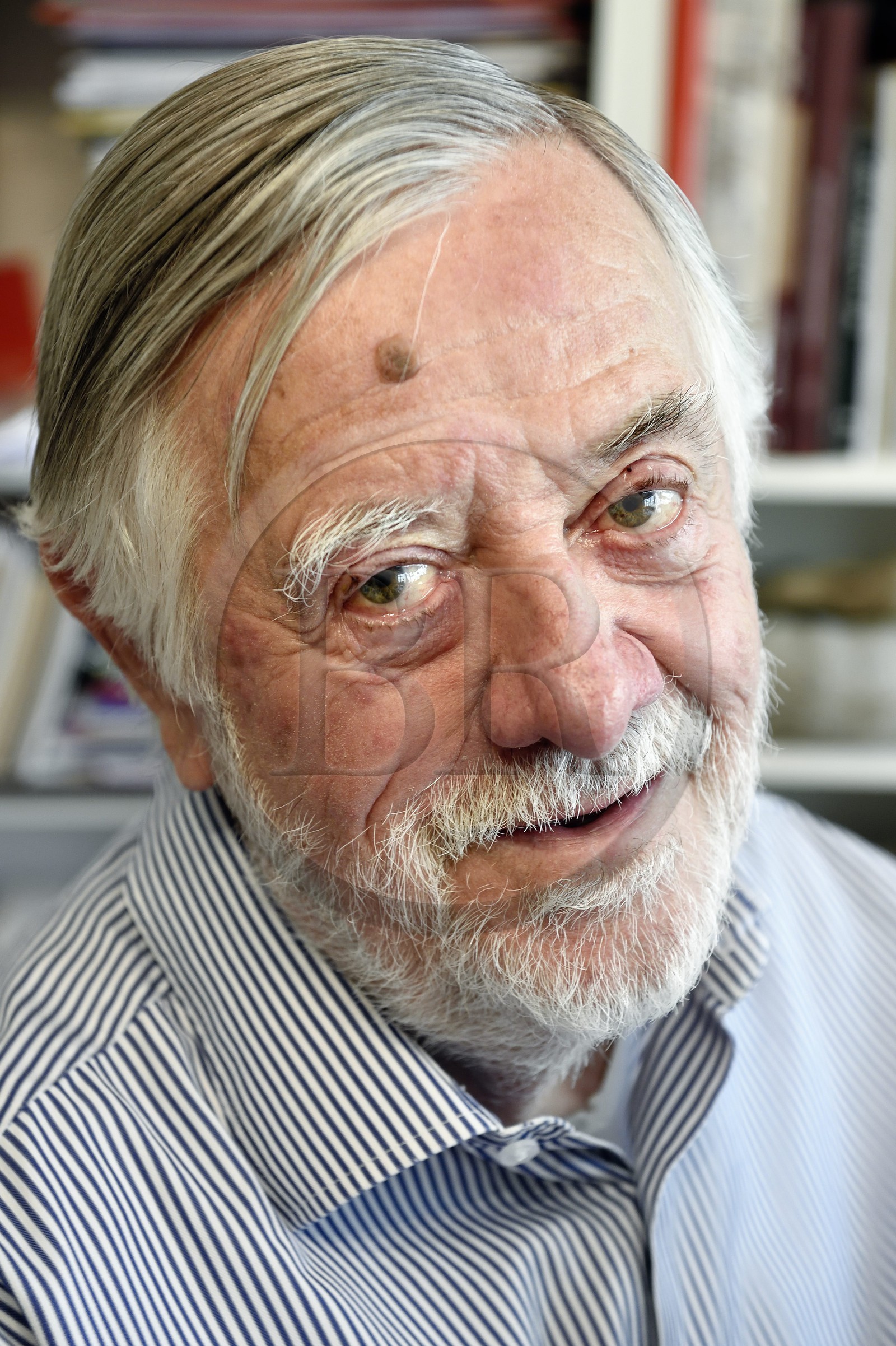 France, Paris (75), le paléontologue et paléoanthropologue Yves Coppens, professeur émérite au Collège de France, au bureau de son domicile parisien