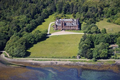 Royaume-Uni, Ecosse, Highland, Hébrides intérieures, Ile de Rum, Kinloch Castle fut construit par le industriel millionnaire John Bullough en 1900  (vue aérienne)