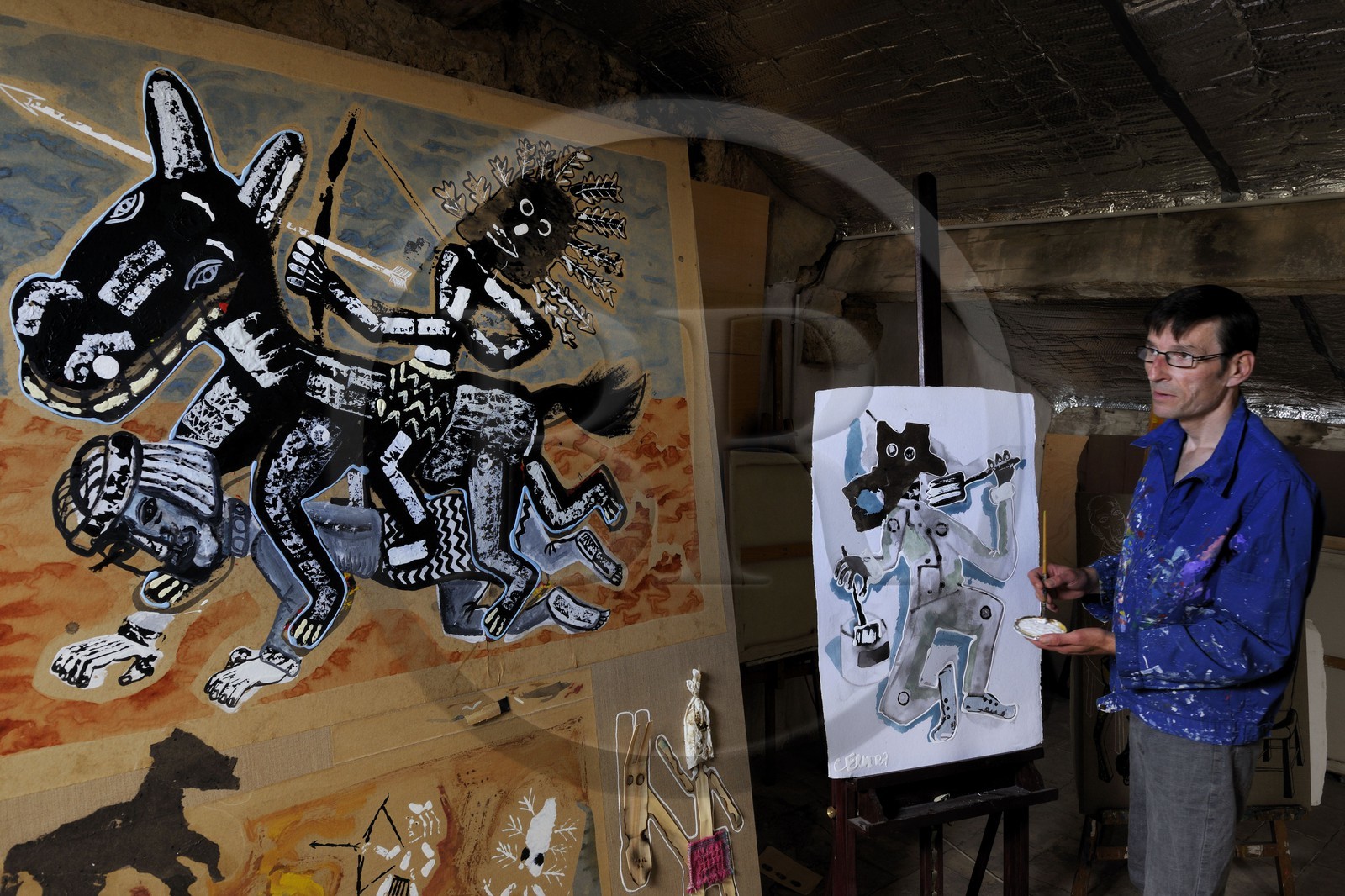 France, Hérault (34), région de Sète,  l' artiste peintre André Cervera dans son atelier de Poussan