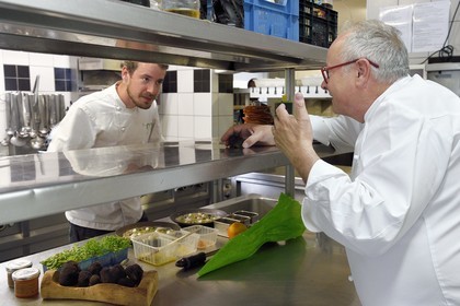 France, Charente (16), Bourg-Charente, restaurant La Ribaudière 1 étoile Michelin, le chef étoilé Thierry Verrat et son fils Julien