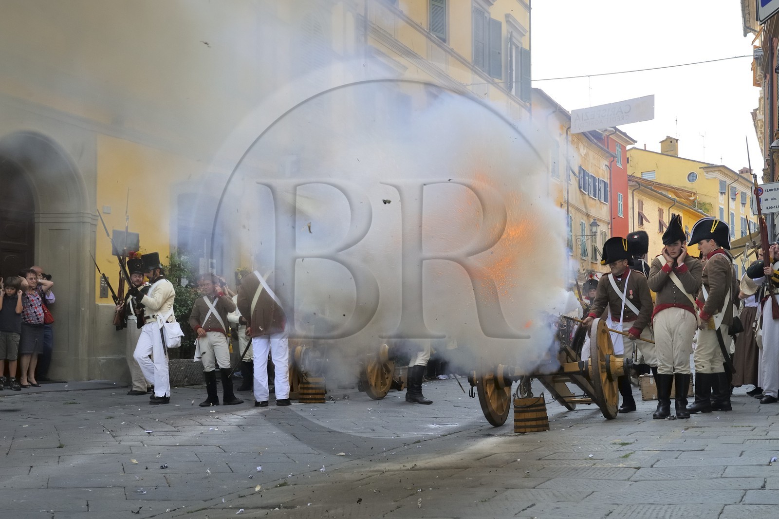 Italie, Ligurie, Sarzana, Napoleon Festival, soldats autrichiens faisant feu au canon sur l'ennemi français dans la Via Mazzini rue principale de la vieille ville