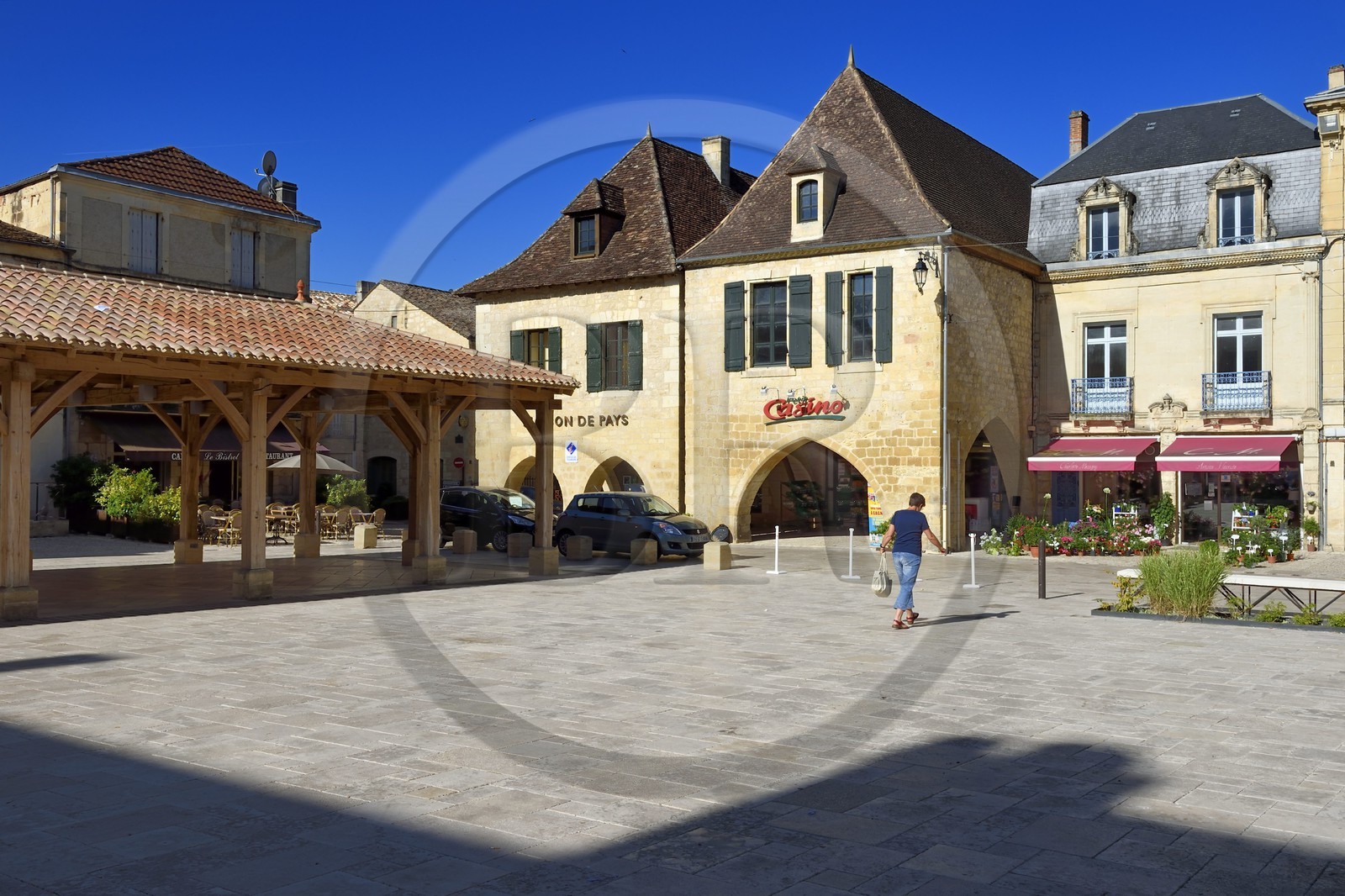 France, Dordogne (24), Périgord Pourpre, Beaumont-du-Périgord, la halle sur la place Jean Moulin France, Dordogne (24), Périgord Pourpre, Beaumont-du-Périgord, la halle sur la place Jean Moulin