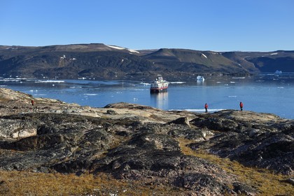 Groenland, cote Nord-Ouest, Smith sound au nord de la baie de Baffin, Inglefield Land, randonnée sur le site de Etah dans le Foulke fjord, campement inuit aujourd'hui abandonné qui servit de base à plusieurs expéditions polaires, le bateau de croisière MS Fram de la compagnie Hurtigruten en arrière plan