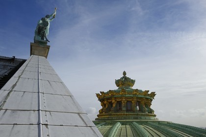France, Paris (75), Opéra Garnier, Apollon, la Poésie et la Musique par Aimé Millet, groupe placé au sommet de l'Opéra et supportant le paratonnerre (vers 1860-1869) et le sommet de la coupole de la rotonde principale