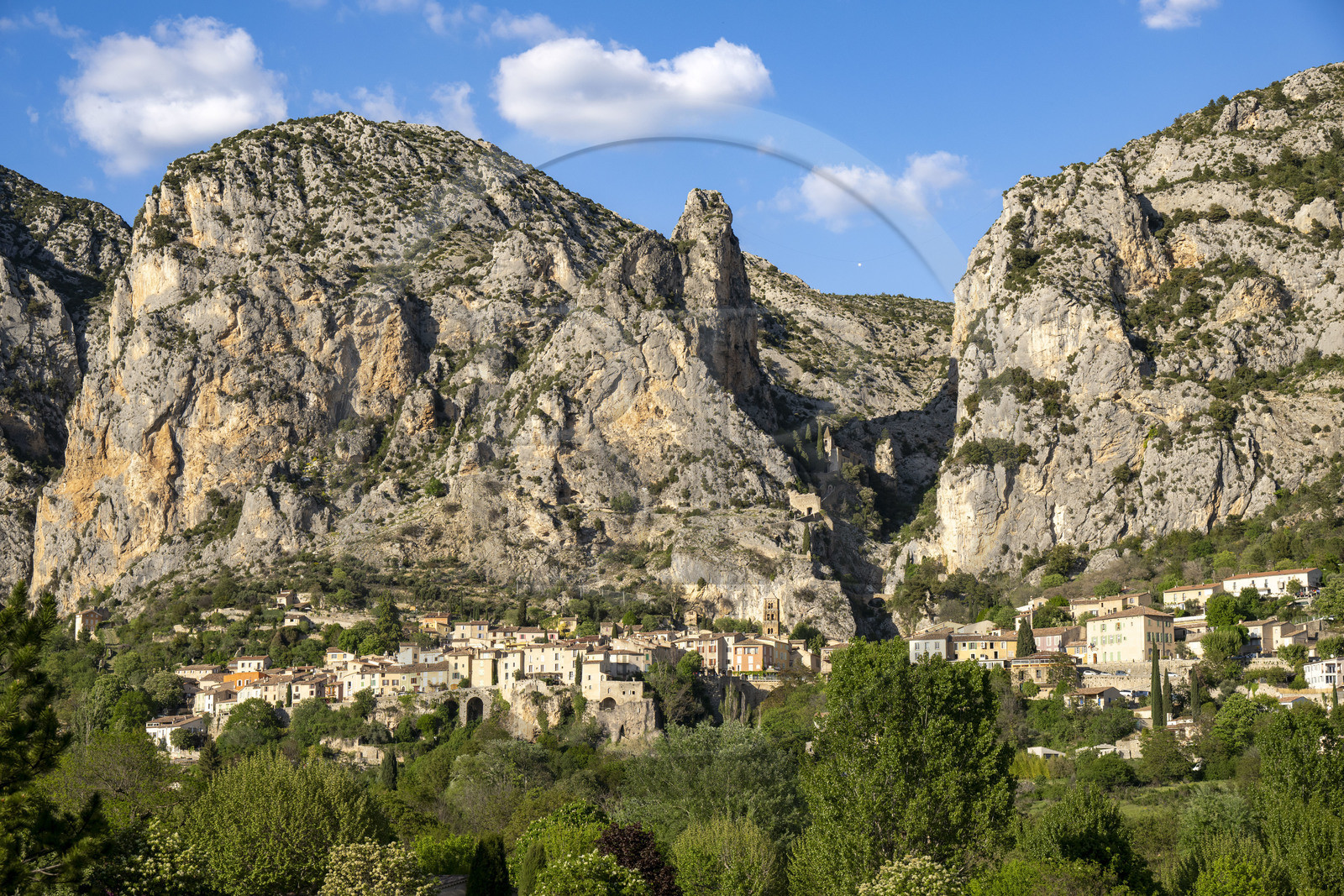 France, Alpes-de-Haute-Provence (04), Parc Naturel Régional du Verdon, Moustiers-Sainte-Marie, labellisé Les Plus Beaux Villages de France, et la chapelle Notre-Dame de Beauvoir en arrière plan dans la falaise