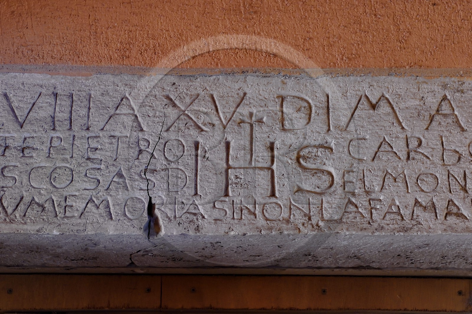 Principauté de Monaco, Monaco, la vieille ville sur le Rocher, passage de la Miséricorde, linteau de pierre (1548) qui est le seul vestige du protectorat espagnol Principauté de Monaco, Monaco, la vieille ville sur le Rocher, passage de la Miséricorde, linteau de pierre (1548) qui est le seul vestige du protectorat espagnol
