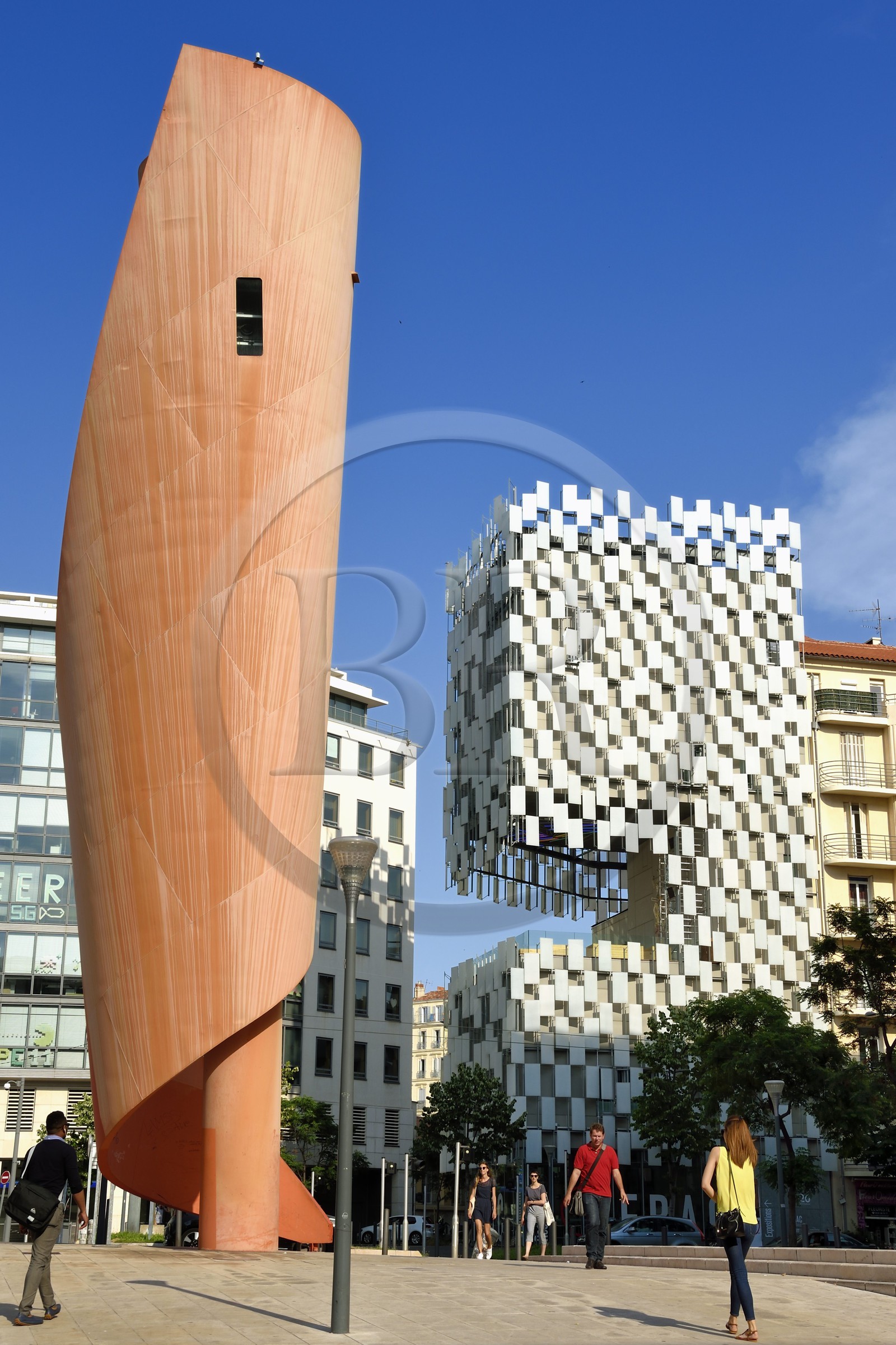 France, Bouches-du-Rhône (13), Marseille, Zone Euroméditerranée, quartier La Joliette, place d'Arvieux, sculpture installation de l'artiste Miguel Chevalier et le Fonds Régional d'Art Contemporain (FRAC) architecte Kengo Kuma en arrière plan