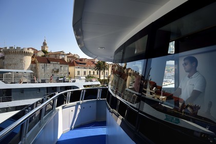 Croatie, Dalmatie, cote dalmate, Ile de Korcula, ville de Korcula, arrivée au port du bateau de croisière Ave Maria, son capitaine Rade Naranca dans la timonerie