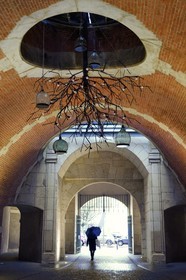 France, Meurthe-et-Moselle (54), Nancy, Porte de la Craffe lors de la fête de la Saint-Nicolas, vestige des fortifications médiévales, l'oeuvre Arbre Suspendu par le collectif Rue de la Casse