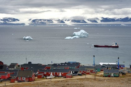 Groenland, cote Nord-Ouest, mer de Baffin, pétrolier devant la ville de Qaanaaq ou Nouvelle Thule