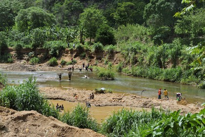 Tanzania, Morogoro district, Uluguru mountains, gold diggers on the river Ruvu