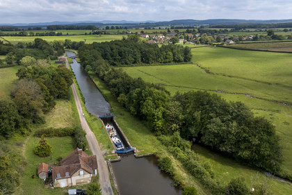 France, Nièvre, Sardy les Epiry, ladder of 16 locks on the Nivernais Canal, lock no. 15 of Champ-Cadoux (aerial view)
