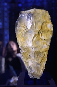 Royaume-Uni, Londres, Kensington, musée d’histoire naturelle (Natural History Museum), Hache de Furze Platt, silex de la plus grande hache trouvée en Europe