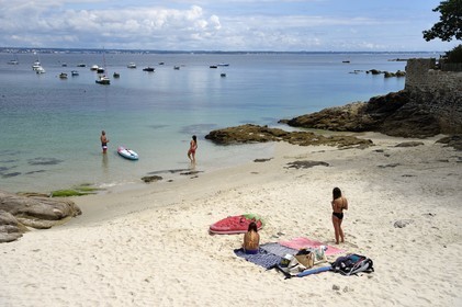 France,  Finistère (29), Fouesnant, le littoral de la cote Est de la pointe de Beg Meil, plage dite des Oiseaux