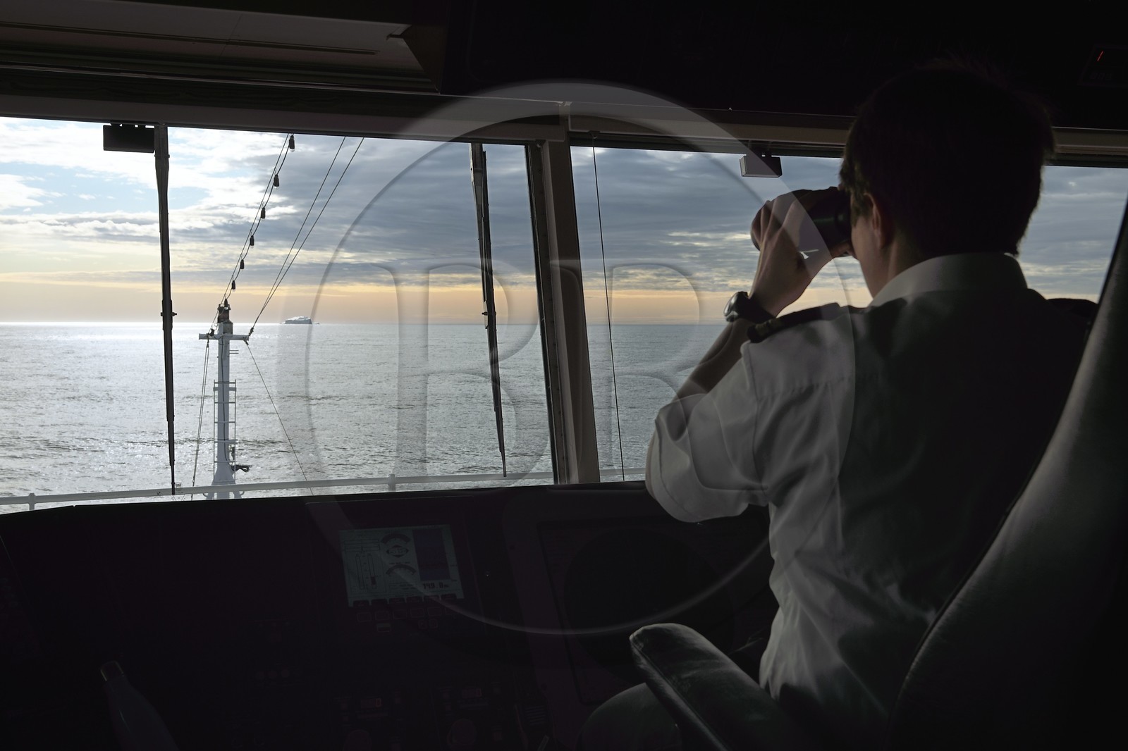Groenland, cote Nord-Ouest, Baffin Bay, l'officier de navigation Maja Sabolic du bateau de croisière MS Fram de la compagnie Hurtigruten observe les icebergs à la jumelle