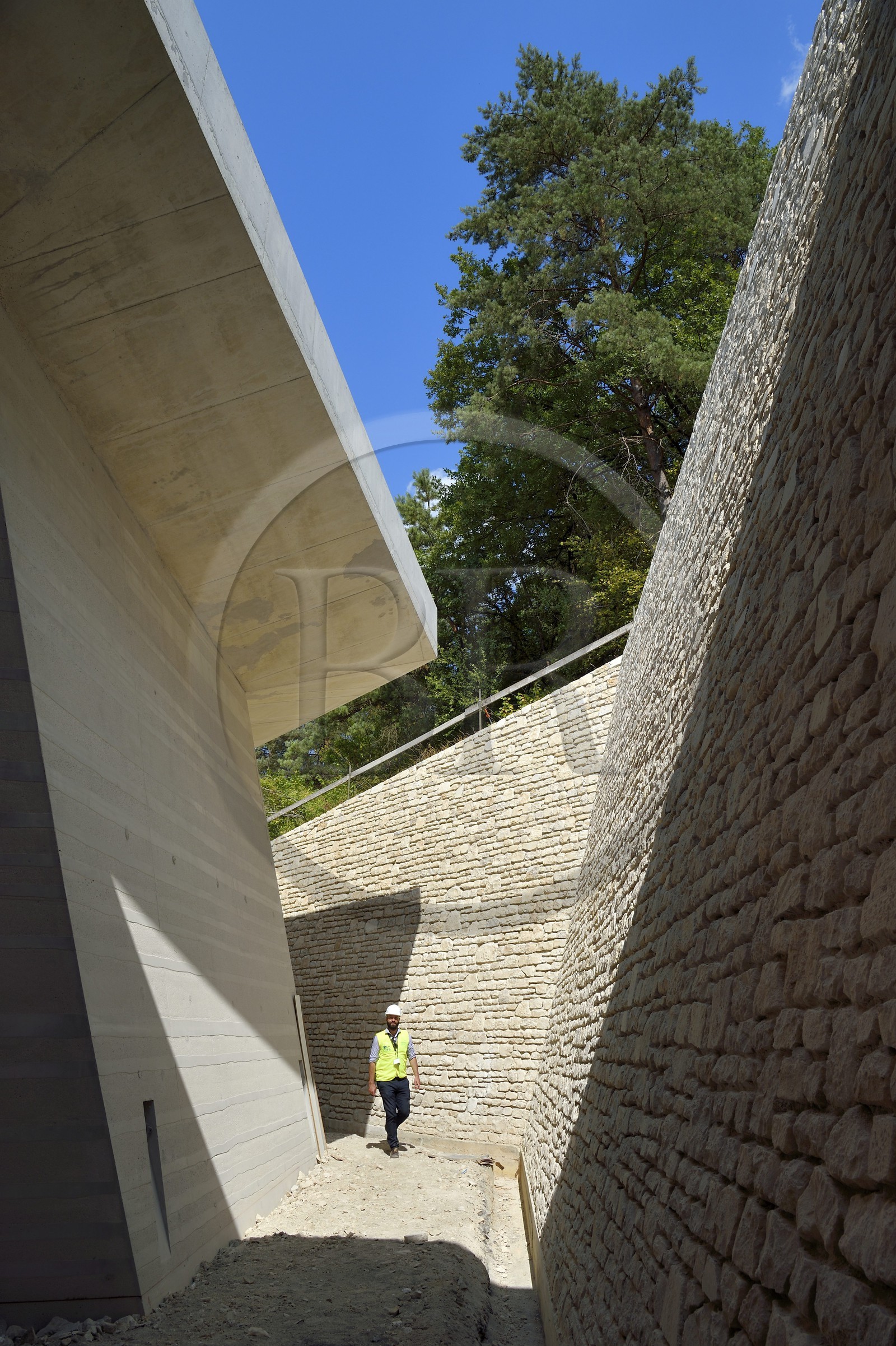 France, Dordogne (24), Montignac, chantier du futur Centre International de l'Art pariétal de Montignac-Lascaux (Lascaux 4) conçu par l'agence norvégienne d'architecture Snøhetta, chemin d'accès à la reconstitution de la grotte par une longue tranchée en pente en lisière de forêt et faite de béton et de pierres du pays France, Dordogne (24), Montignac, chantier du futur Centre International de l'Art pariétal de Montignac-Lascaux (Lascaux 4) conçu par l'agence norvégienne d'architecture Snøhetta, chemin d'accès à la reconstitution de la grotte par une longue tranchée en pente en lisière de forêt et faite de béton et de pierres du pays