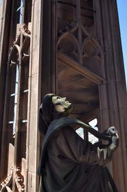 France, Bas-Rhin (67), Strasbourg, vieille ville classée au Patrimoine Mondial de l'UNESCO, la cathédrale Notre-Dame, à mi hauteur de chacun des quatres escaliers à vis appelées les Vier Schnecken (quatre escargots), une passerelle les relie à la tour octogonale et on y trouve deux statues, ici un des deux personnages tenant un phylactères