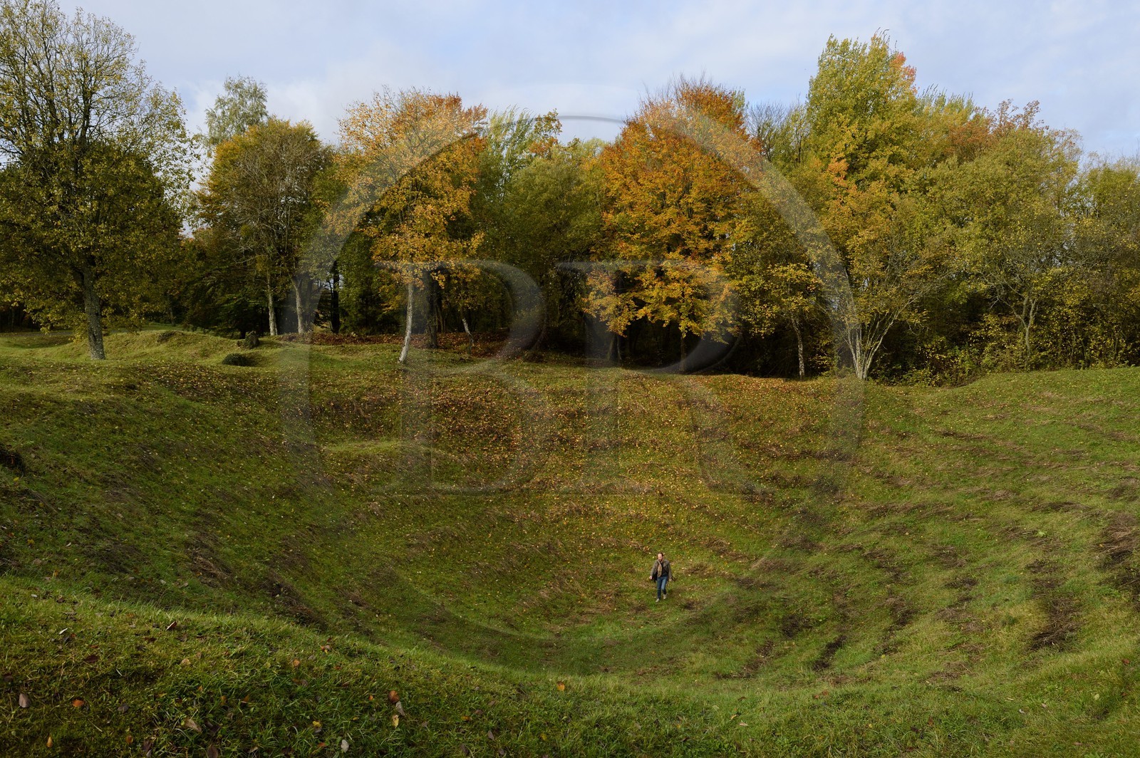 France, Meuse (55), Parc régional de Lorraine, Cotes de Meuse, Les Éparges, traces des combats d’une des luttes les plus meurtrières de la Première Guerre mondiale, entonnoir résultant d'explosions de mines pour le contrôle du « point X » qui domine la plaine