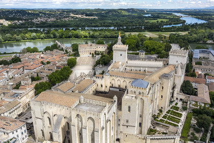 France, Vaucluse (84), Avignon, Palais des Papes classé Patrimoine mondial de l'UNESCO, et les bras du Rhône en arrière plan, la facade sud-Est (vue aérienne)