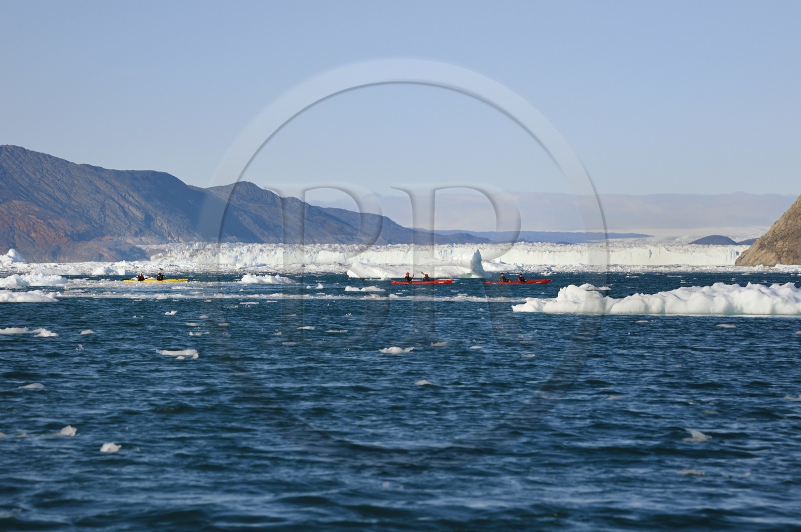 Groenland, cote ouest, baie de Disko, baie de Quervain, kayaks progressant au milieu des icebergs, le glacier Kangilerngata sermia en arrière plan
