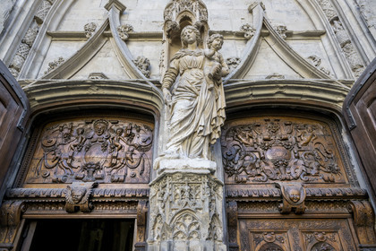 France, Vaucluse (84), Avignon, basilique Saint Pierre (XVe et XVIe siècle), détail des portes monumentales en noyer d'Antoine Vollard (1551)