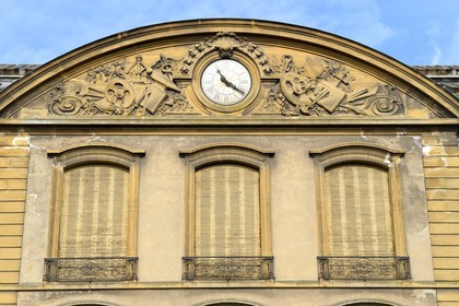 France, Moselle (57), Vallée de la Fensch, Hayange, anciens grands bureaux administratifs Wendel, fronton central, bas-relief qui évoque l’épopée sidérurgique en Lorraine