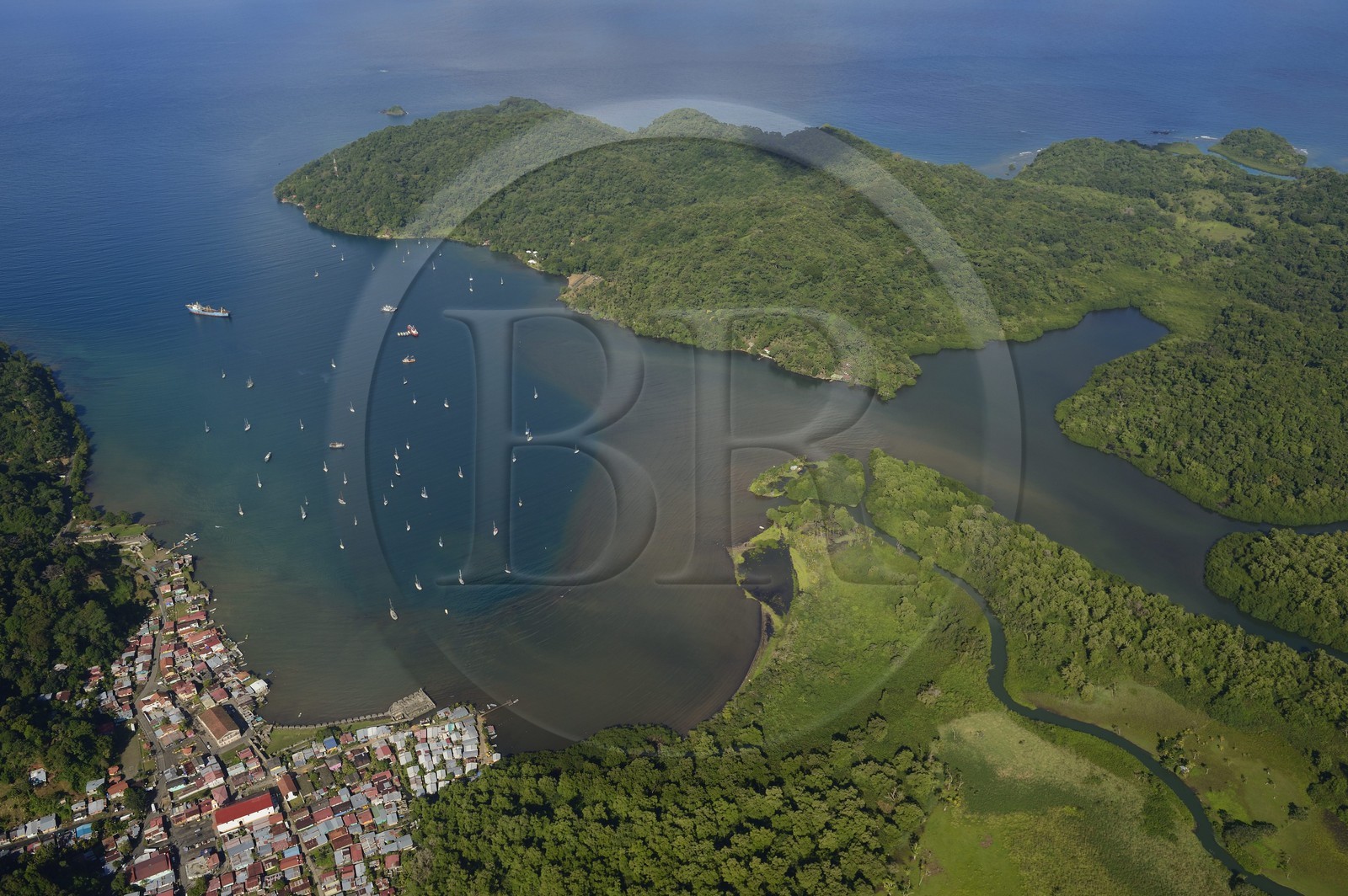 Panama, province de Colon, Portobelo, classé Patrimoine Mondial de l'UNESCO et sa baie (vue aérienne) Panama, province de Colon, Portobelo, classé Patrimoine Mondial de l'UNESCO et sa baie (vue aérienne)