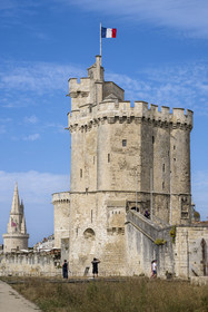 France, Charente-Maritime (17), La Rochelle, la Tour Saint-Nicolas protège l'entrée du Vieux Port, la tour de la Lanterne en arrière plan