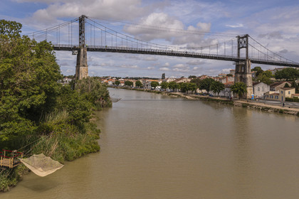 France, Charente-Maritime (17), Saintonge, Tonnay-Charente, le pont suspendu construit en 1842 au dessus de la Charente (vue aérienne)