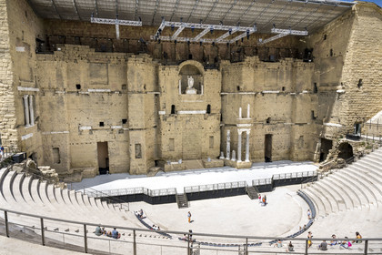 France, Vaucluse (84), Orange, le théatre antique classé Patrimoine Mondial de l'UNESCO, construit sous le règne d'Auguste au Ier siècle, la niche du mur de scène abrite une statue colossale dite de l'empereur Auguste de 3,50 m de haut dont la tête n'est pas d'origine