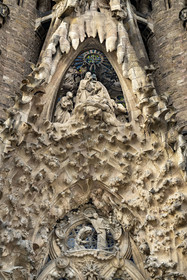 Espagne, Catalogne, Barcelone, quartier de l'Eixample, basilique de la Sagrada Familia de l'architecte du modernisme catalan Antoni Gaudi classée Patrimoine Mondial de l'UNESCO, façade de la Nativité et le couronnement de Marie