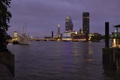 Royaume-Uni, Londres, HQS Wellington sur Victoria embankment, les gratte-ciels Shard et le One Blackfriars en arrière plan