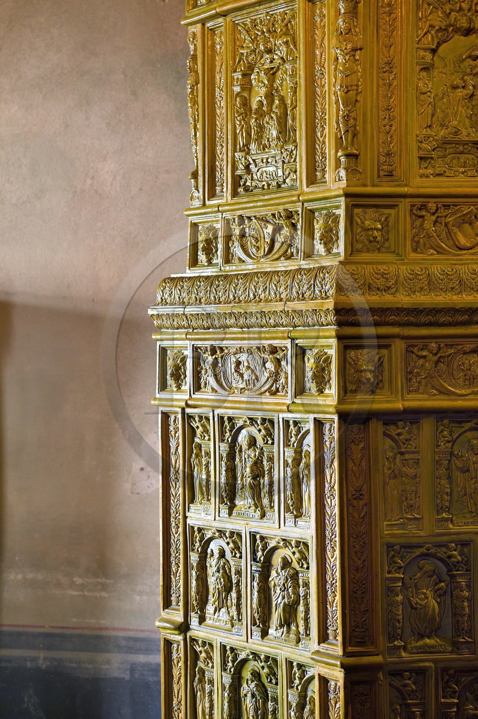 France, Bas-Rhin (67), Orschwiller, le chateau du Haut-Koenigsbourg, le poêle en céramique jaune (kachelofe) est constitué de carreaux copiant les carreaux de poêle trouvés lors de fouilles