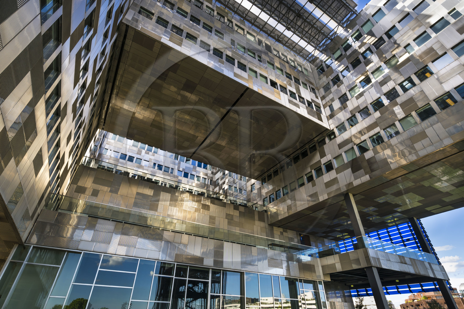 France, Hérault (34), Montpellier,  quartier de Port Marianne, l'Hotel de Ville conçu par les architectes Jean Nouvel et François Fontès, patio entre eau et ciel