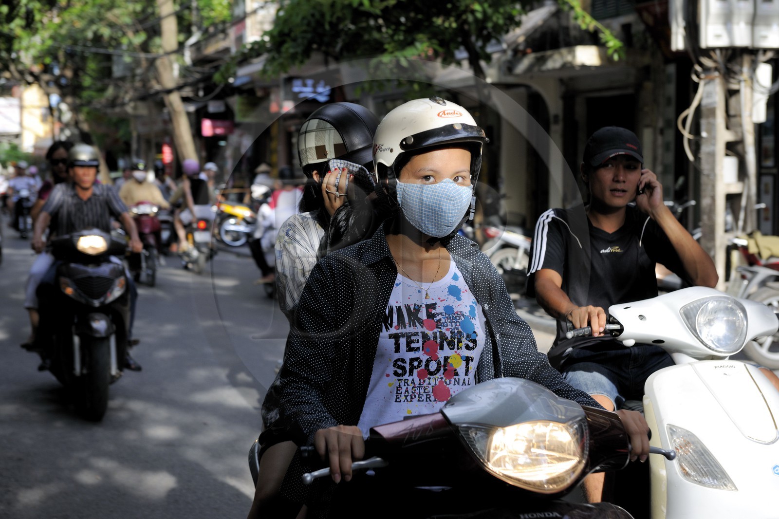 Vietnam, Hanoï, circulation en moto dans la vieille ville, protection contre la pollution