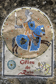 France, Vendée (85), Pouzauges, mosaique à chaque entrée de venelle illustrant son nom, ici Gilles de Rais