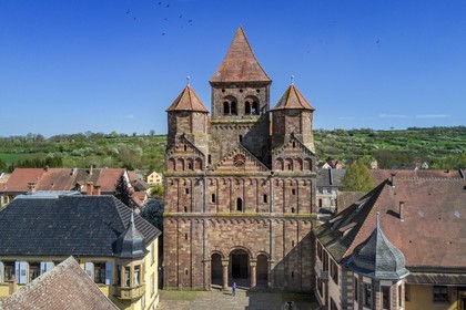 France, Bas Rhin (67), Marmoutier, l'église abbatiale romane du VIème siècle, façade occidentale en grès rouge des Vosges (vue aérienne)