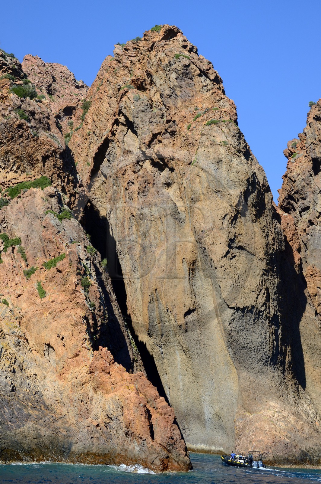 France, Corse-du-Sud (2A), Golfe de Porto, classé Patrimoine Mondial de l'UNESCO, Réserve naturelle de Scandola, petite embarcation qui entre profondément dans les failles des falaises France, Corse-du-Sud (2A), Golfe de Porto, classé Patrimoine Mondial de l'UNESCO, Réserve naturelle de Scandola, petite embarcation qui entre profondément dans les failles des falaises