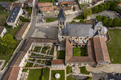 France, Vendée (85), Nieul-sur-l'Autise, Abbaye royale Saint-Vincent fondée en 1069, abrite la tombe d'Aénor de Châtelleraut mère d'Alienor d'Aquitaine (vue aérienne)
