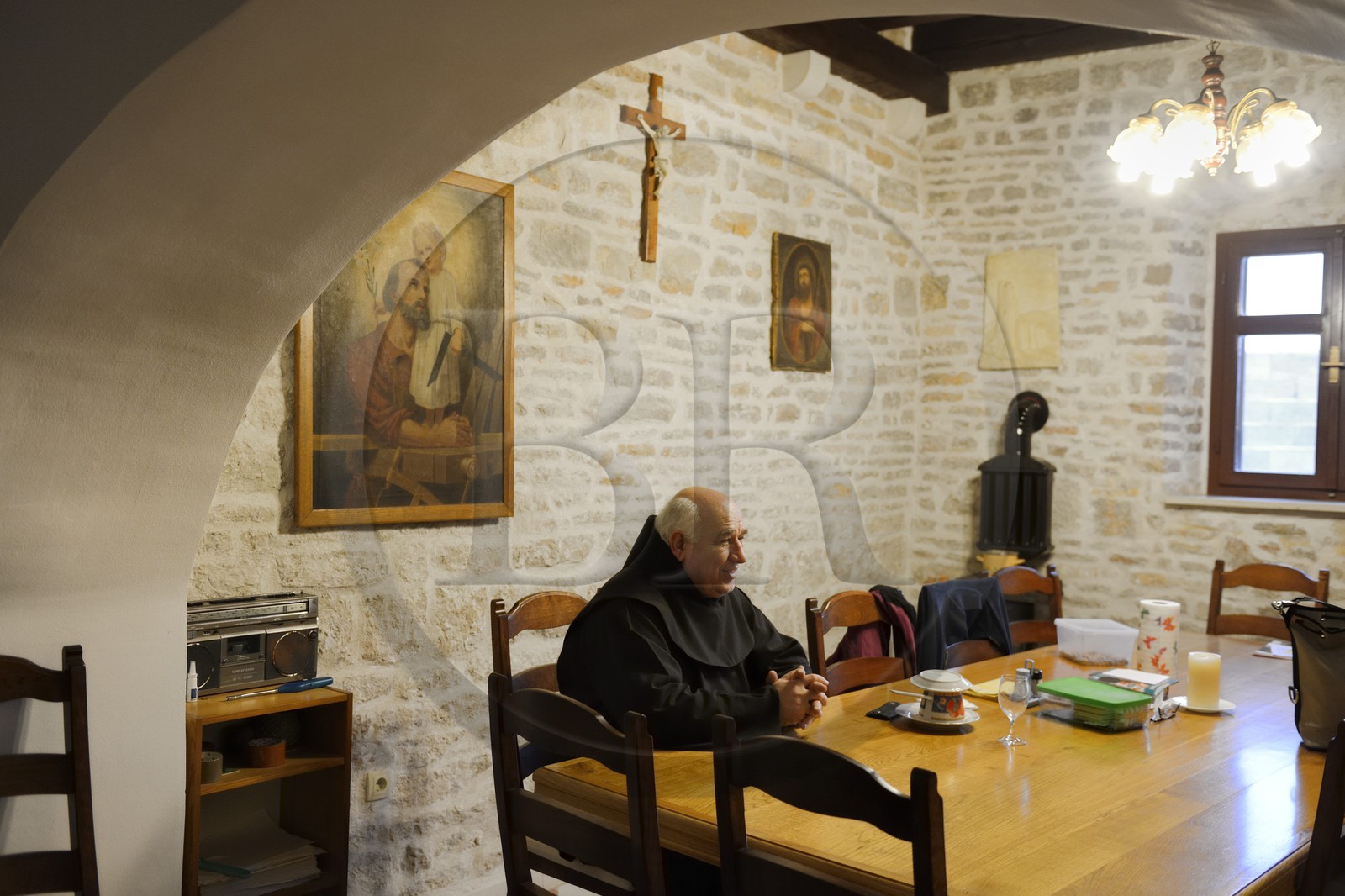 Croatie, Dalmatie, côte dalmate, Monastère franciscain de l’Ile de Krapanj en face de Sibenik, le frère et père Jean (Ivan Lelas) dans le petit refectoire Croatie, Dalmatie, côte dalmate, Monastère franciscain de l’Ile de Krapanj en face de Sibenik, le frère et père Jean (Ivan Lelas) dans le petit refectoire