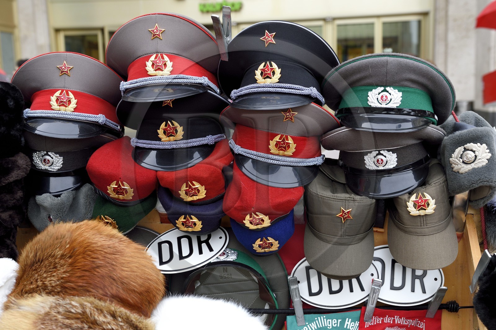 Allemagne, Berlin, Potsdamer Platz, vente de souvenirs évoquant la période communiste en DDR (RDA)