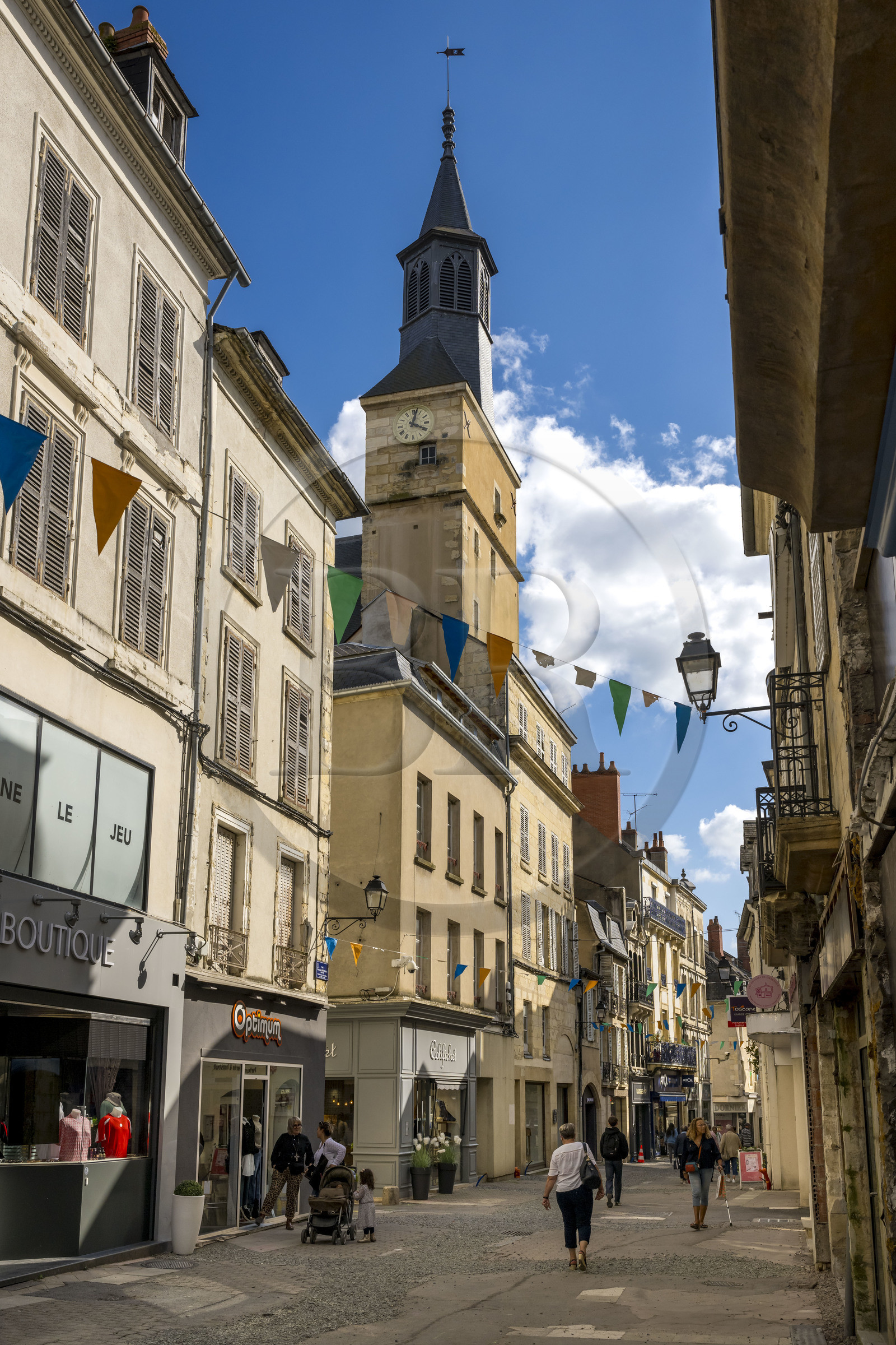 France, Nièvre (58), Nevers, beffroi rue François Mitterrand, l'artère commerciale principale