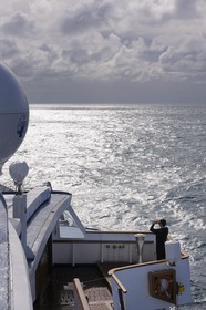 Islande, vers le Détroit du Danemark, à bord du bateau de croisière le Princess Danae, un officier scrute l'horizon