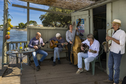 France, Hérault (34), Sète,  Pointe du Barrou sur les rives de l'étang de Thau, le groupe de musique Au Bois de mon cœur qui réinterprète les chansons de Georges Brassens, il est mené par le pêcheur sétois Jean-Louis Lambert au chant et à la guitare, Georges Cabaret à la guitare solo, Guy Blanc dit Guet au saxo alto, Denis Benito à la mandoline bluegrass et Tatiana à la contrebasse