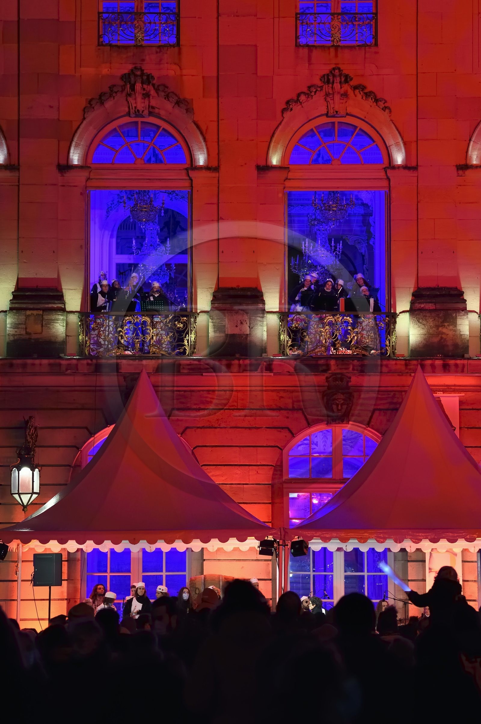 France, Meurthe-et-Moselle (54), Nancy, place Stanislas (ancienne Place Royale) lors de la fête de la Saint-Nicolas, classée Patrimoine Mondial de l'UNESCO, la Fanfare des Enfants du Boucher joue depuis l'Opera National de Lorraine