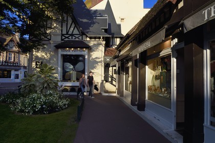 France, Calvados (14), Pays d'Auge, Deauville, boutiques de luxe Louis Vuitton, Arthus-Bertrand, Hipanema