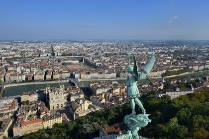 France, Rhône (69), Lyon, site historique classé Patrimoine Mondial de l'UNESCO, Vieux Lyon, la statue de Saint Michel Archange terrassant le dragon sculptée par Millefaut sur l'abside de la Basilique Notre Dame de Fourvière en premier plan, la cathédrale (primatiale) Saint Jean et le quartier de la Presqu'Ile en arrière plan