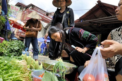 Vietnam, Lao Cai province, Sapa market, Black Hmong minority group