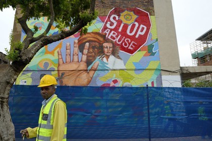 Afrique du Sud, province de Gauteng, Johannesburg, CBD (Central Business District), Newtown, peintures murales sur les murs des entrepots dans Miriam Makeba street