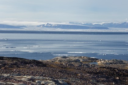 Groenland, cote Nord-Ouest, Smith sound au nord de la baie de Baffin, Inglefield Land, site de Etah dans le Foulke fjord, campement inuit aujourd'hui abandonné qui servit de base à plusieurs expéditions polaires, en face les glaciers de la côte canadienne de l'ile d'Ellesmere